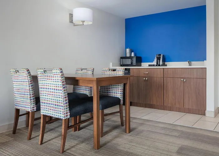 Holiday Inn Express & Suites Newport News By Ihg