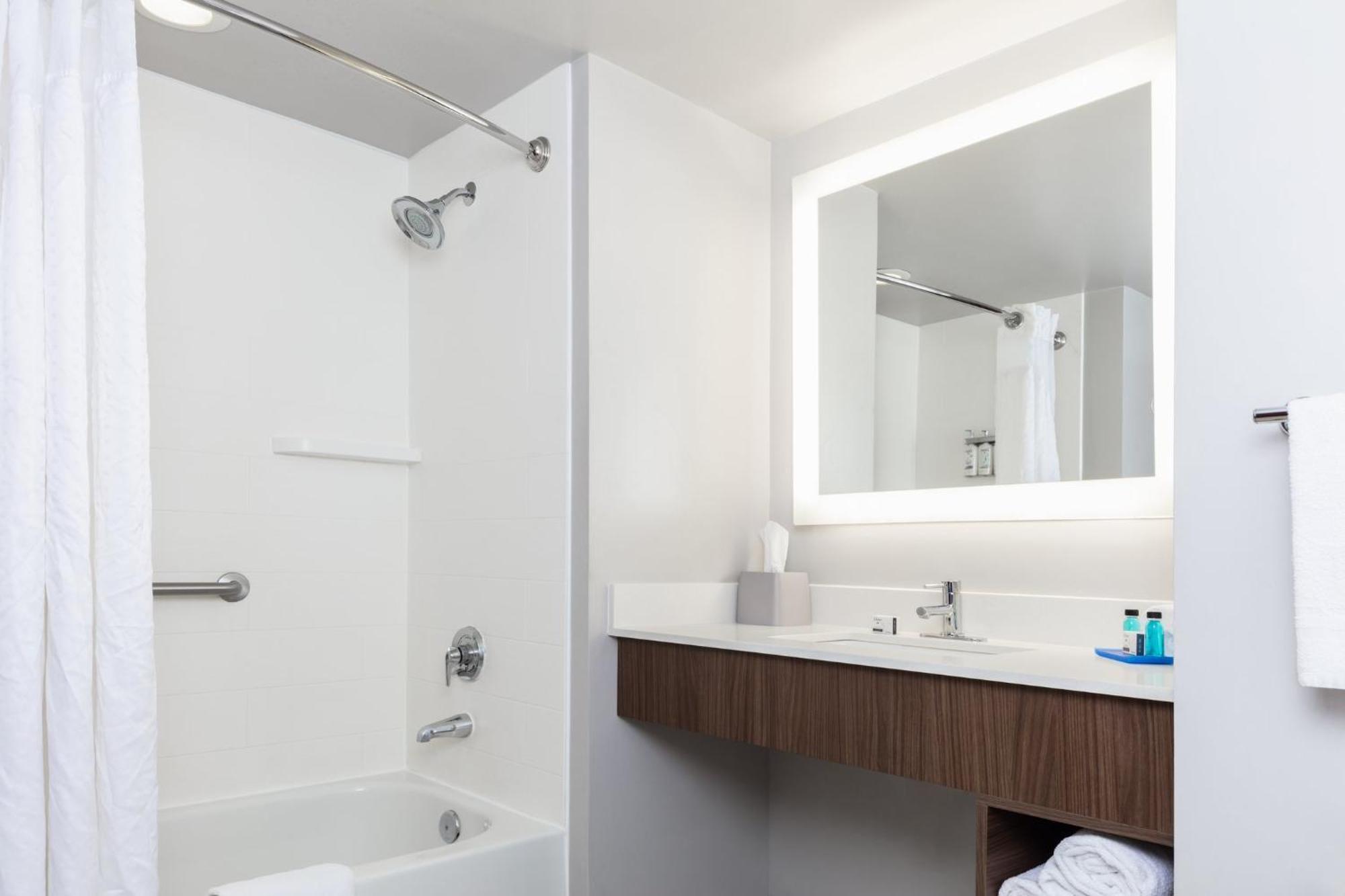 Express & By Ihg Hotel 3*